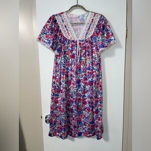 Vintage Vanity Fair floral pansy print lightweight nightgown women’s large USA